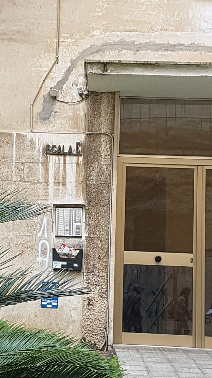 Appartamento composto da tre vani, cucina abitabile, ampio ingresso, disimpegno, ripostiglio e bagno.Identificativi Catastali [N.C.E.U.] Unità Residenziale cat. A/3 foglio 956 part. 352 sub 40. Sup. mq 81,5. Lotto Libero, Piena Proprietà.