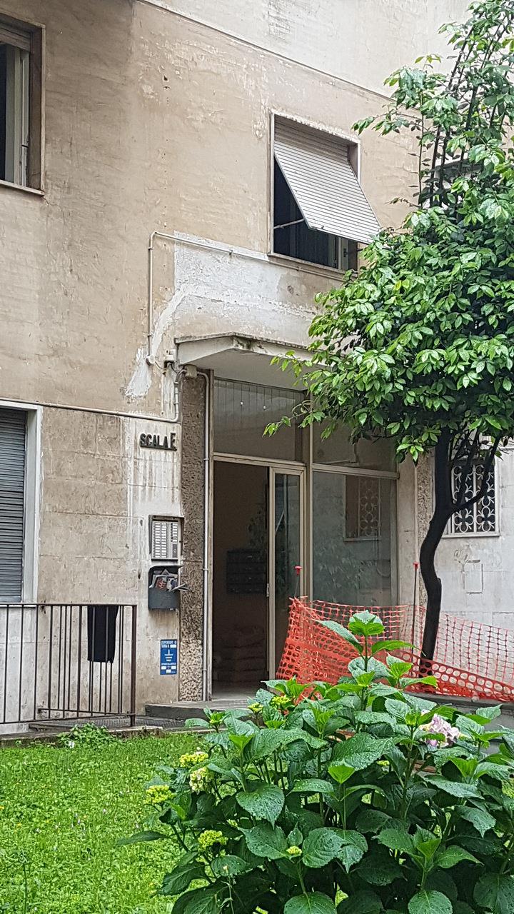 Appartamento composto da tre vani, cucina abitabile, ampio ingresso, disimpegno, ripostiglio e bagno.Identificativi Catastali [N.C.E.U.] Unità Residenziale cat. A/3 foglio 956 part. 352 sub 40. Sup. mq 81,5. Lotto Libero, Piena Proprietà.