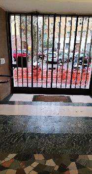 Appartamento piano decimo (ultimo) 4 vani catastali. Ingresso, due camere, cucina, bagno e grande balcone. Affaccia su viale del Vignola orientamento n-e/n-o. Stato manutentivo edificio e immobile scadente. Pavimentazione nelle camere in marmette e nei servizi (bagno e cucina) in ceramica, porte interne in legno e infissi in alluminio a doppio vetro. Il balcone in cattivo stato sia la pavimentazione che specialmente il parapetto fronte strada. Porta di ingresso blindata + Locale cantina al piano interrato interno 4. Ambiente unico di forma regolare con altezza interna di 4,05 m con una piccola finestra. Id Cat [N.C.E.U.] cat. A/2 foglio 534 part. 24 sub 528e cat C/2 foglio 534 part. 24 sub 530 . Sup. mq catastali 75 mq catastali 7. Lotto Libero, Piena Proprietà.