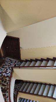 Appartamento piano decimo (ultimo) 4 vani catastali. Ingresso, due camere, cucina, bagno e grande balcone. Affaccia su viale del Vignola orientamento n-e/n-o. Stato manutentivo edificio e immobile scadente. Pavimentazione nelle camere in marmette e nei servizi (bagno e cucina) in ceramica, porte interne in legno e infissi in alluminio a doppio vetro. Il balcone in cattivo stato sia la pavimentazione che specialmente il parapetto fronte strada. Porta di ingresso blindata + Locale cantina al piano interrato interno 4. Ambiente unico di forma regolare con altezza interna di 4,05 m con una piccola finestra. Id Cat [N.C.E.U.] cat. A/2 foglio 534 part. 24 sub 528e cat C/2 foglio 534 part. 24 sub 530 . Sup. mq catastali 75 mq catastali 7. Lotto Libero, Piena Proprietà.