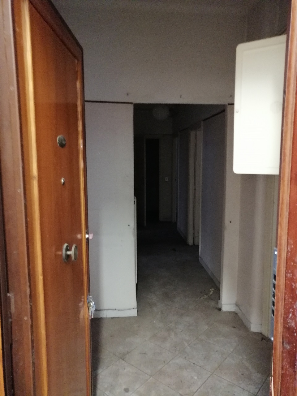 Appartamento int.2 di 6 vani con ascensore, scala B, piano S1. Dati catastali [N.C.E.U.]: cat.A/3, fg. 813, part. 105, sub. 77. Sup cat. 103. Piena proprietà lotto libero.