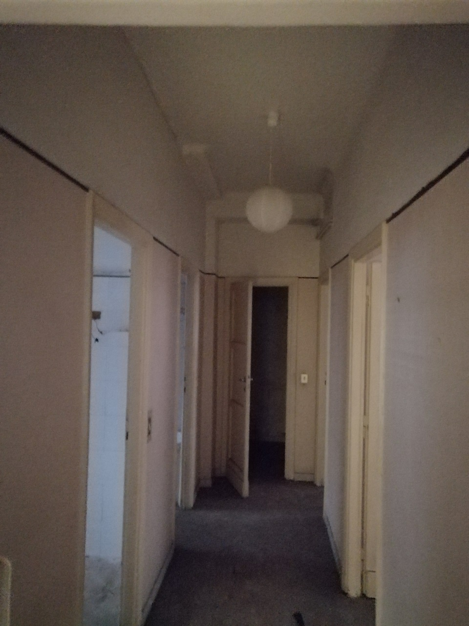 Appartamento int.2 di 6 vani con ascensore, scala B, piano S1. Dati catastali [N.C.E.U.]: cat.A/3, fg. 813, part. 105, sub. 77. Sup cat. 103. Piena proprietà lotto libero.