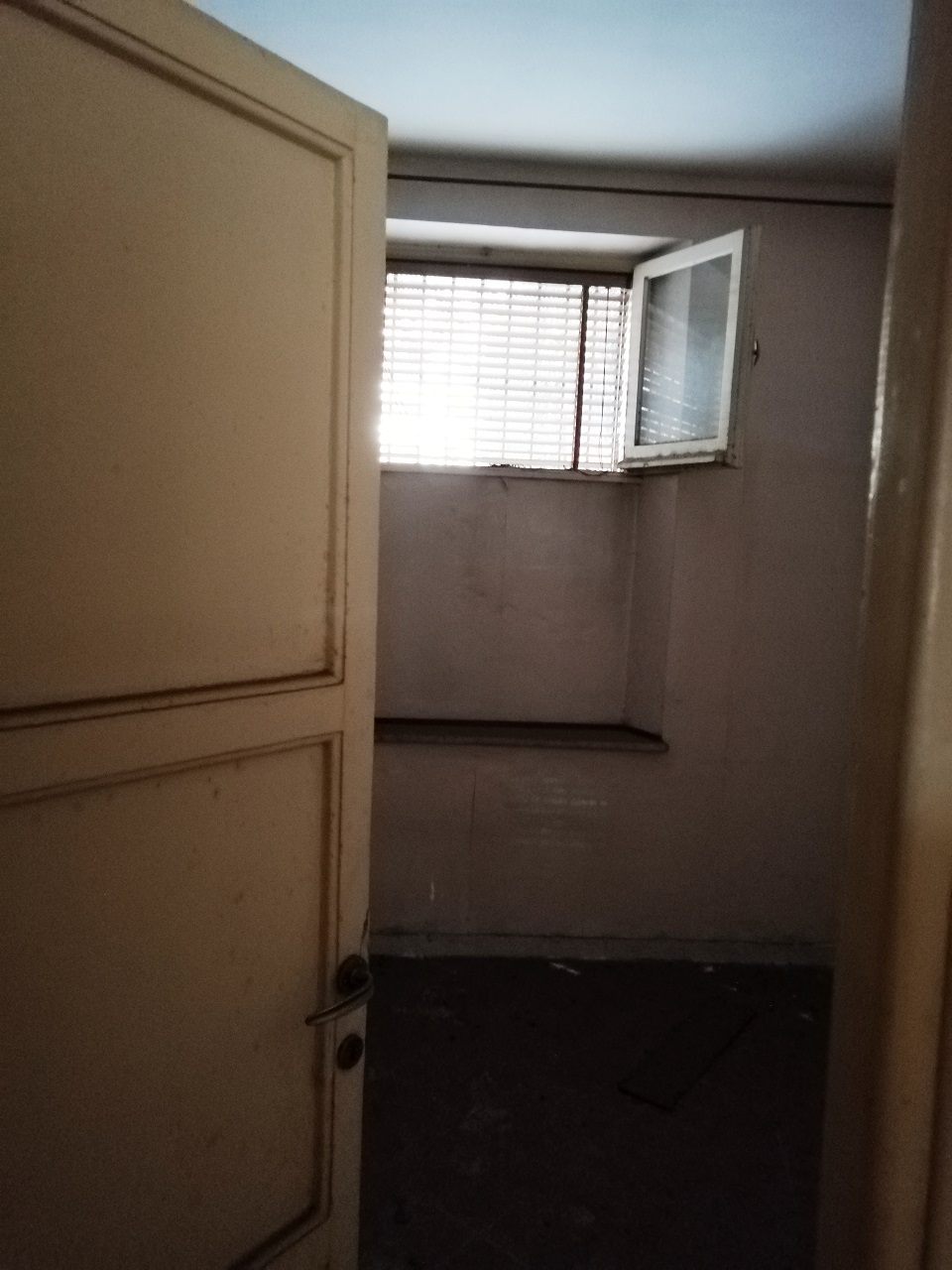 Appartamento int.2 di 6 vani con ascensore, scala B, piano S1. Dati catastali [N.C.E.U.]: cat.A/3, fg. 813, part. 105, sub. 77. Sup cat. 103. Piena proprietà lotto libero.