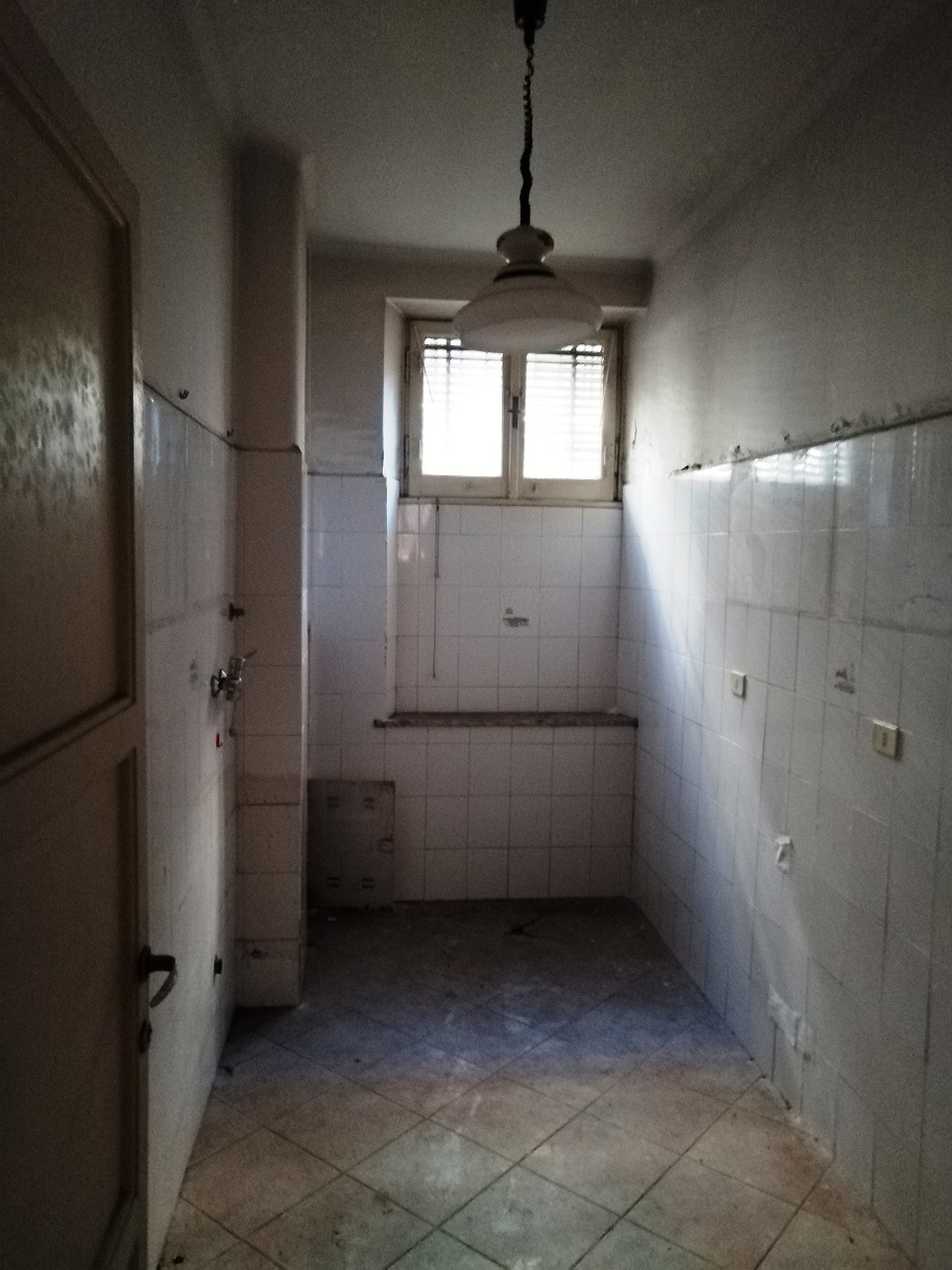 Appartamento int.2 di 6 vani con ascensore, scala B, piano S1. Dati catastali [N.C.E.U.]: cat.A/3, fg. 813, part. 105, sub. 77. Sup cat. 103. Piena proprietà lotto libero.