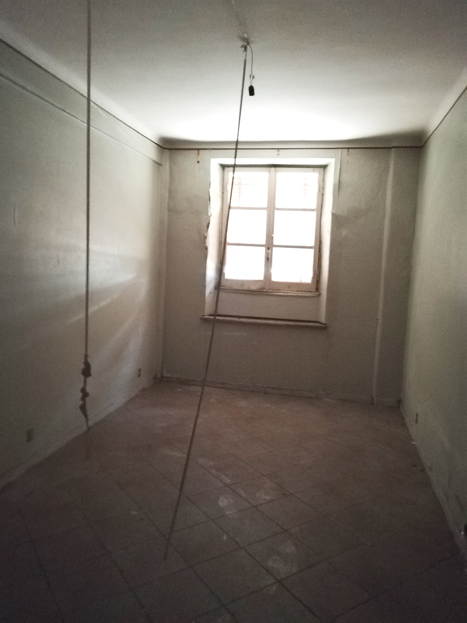 Appartamento int.2 di 6 vani con ascensore, scala B, piano S1. Dati catastali [N.C.E.U.]: cat.A/3, fg. 813, part. 105, sub. 77. Sup cat. 103. Piena proprietà lotto libero.