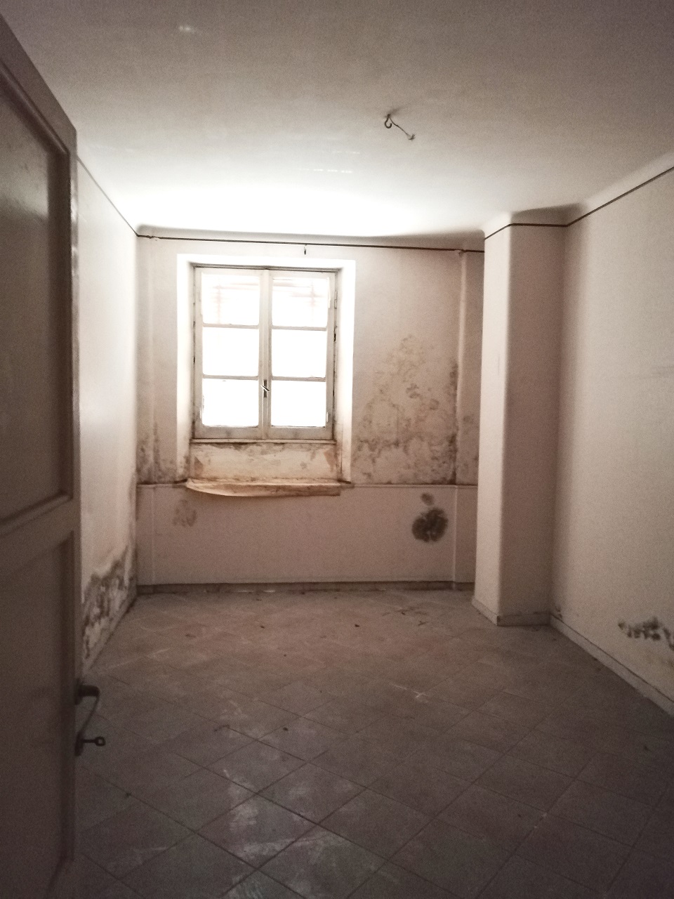 Appartamento int.2 di 6 vani con ascensore, scala B, piano S1. Dati catastali [N.C.E.U.]: cat.A/3, fg. 813, part. 105, sub. 77. Sup cat. 103. Piena proprietà lotto libero.
