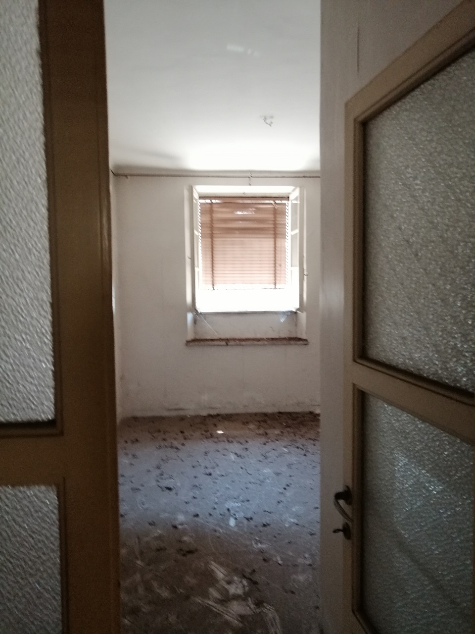 Appartamento int.2 di 6 vani con ascensore, scala B, piano S1. Dati catastali [N.C.E.U.]: cat.A/3, fg. 813, part. 105, sub. 77. Sup cat. 103. Piena proprietà lotto libero.