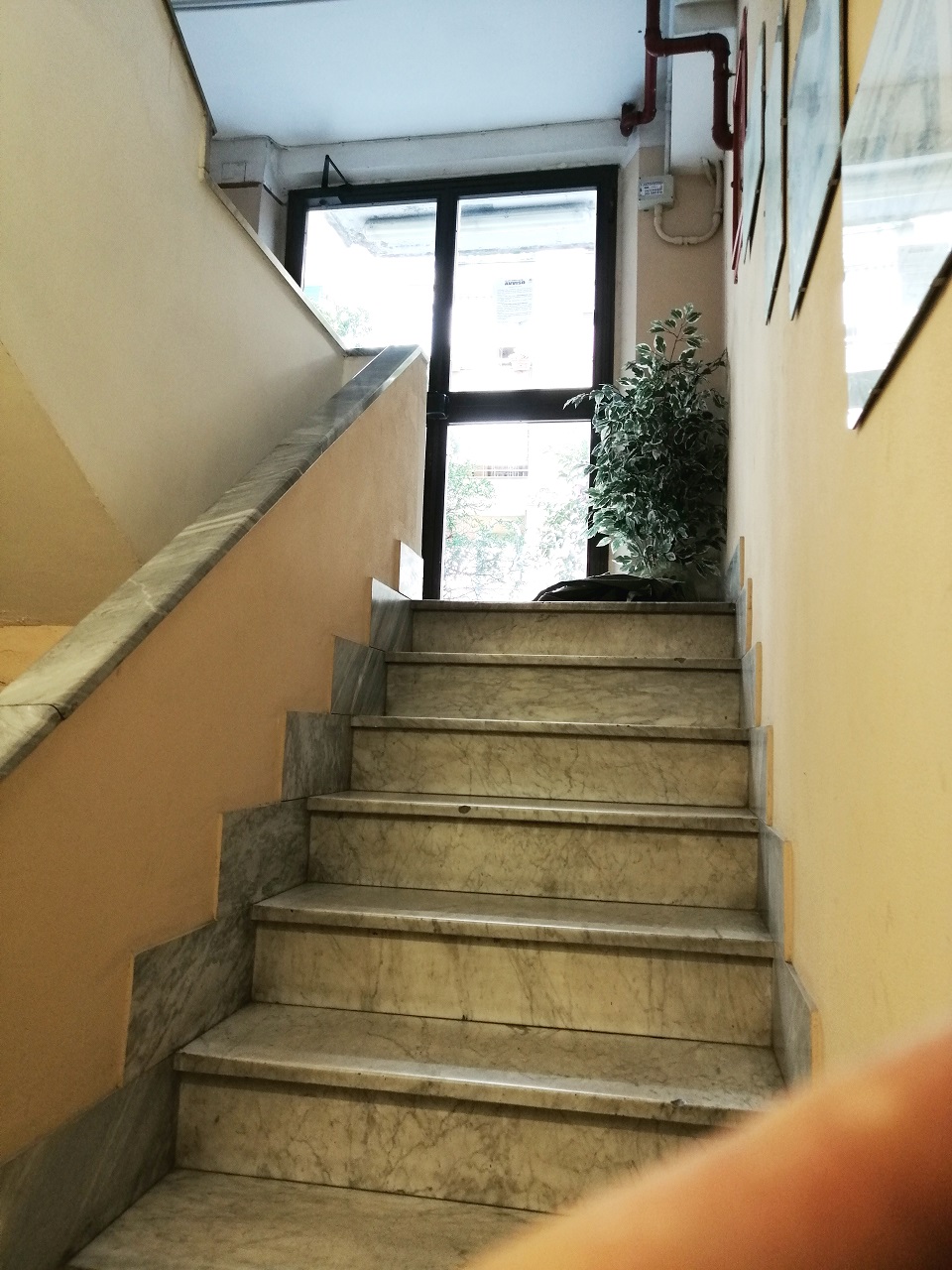 Appartamento int.2 di 6 vani con ascensore, scala B, piano S1. Dati catastali [N.C.E.U.]: cat.A/3, fg. 813, part. 105, sub. 77. Sup cat. 103. Piena proprietà lotto libero.