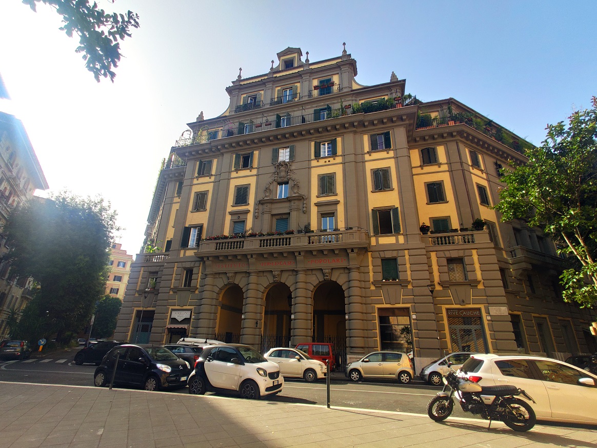 Appartamento int.5 di 6 vani con ascensore e soffitta n.18 di mq 5 catastali, scala D, piano 2. Dati catastali [N.C.E.U.]: cat.A/2, fg. 536, part. 9, sub. 539; cat.C/2, fg. 536, part. 9, sub. 540. Sup cat. 139+5. Piena proprietà lotto libero.