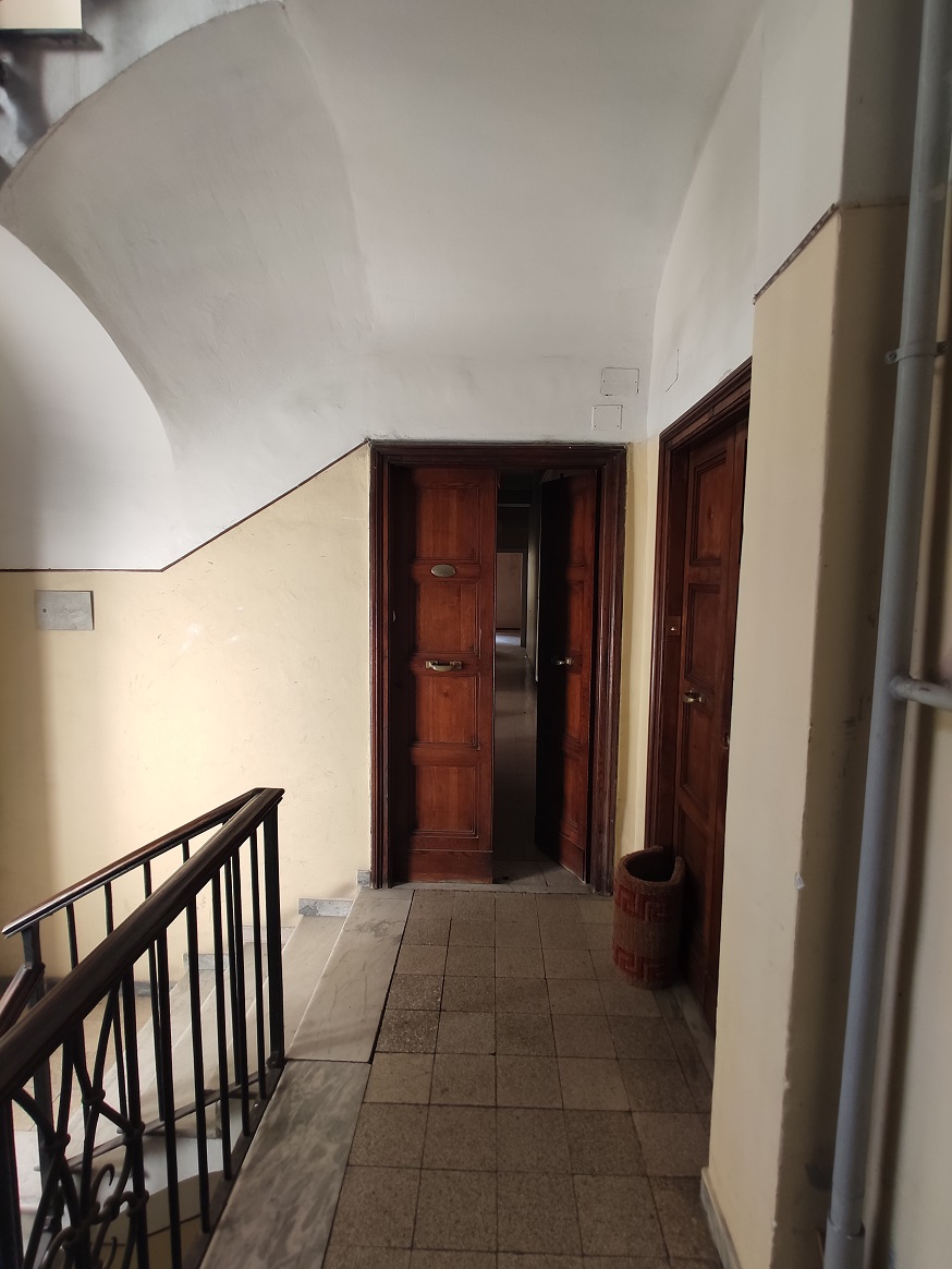 Appartamento int.5 di 6 vani con ascensore e soffitta n.18 di mq 5 catastali, scala D, piano 2. Dati catastali [N.C.E.U.]: cat.A/2, fg. 536, part. 9, sub. 539; cat.C/2, fg. 536, part. 9, sub. 540. Sup cat. 139+5. Piena proprietà lotto libero.