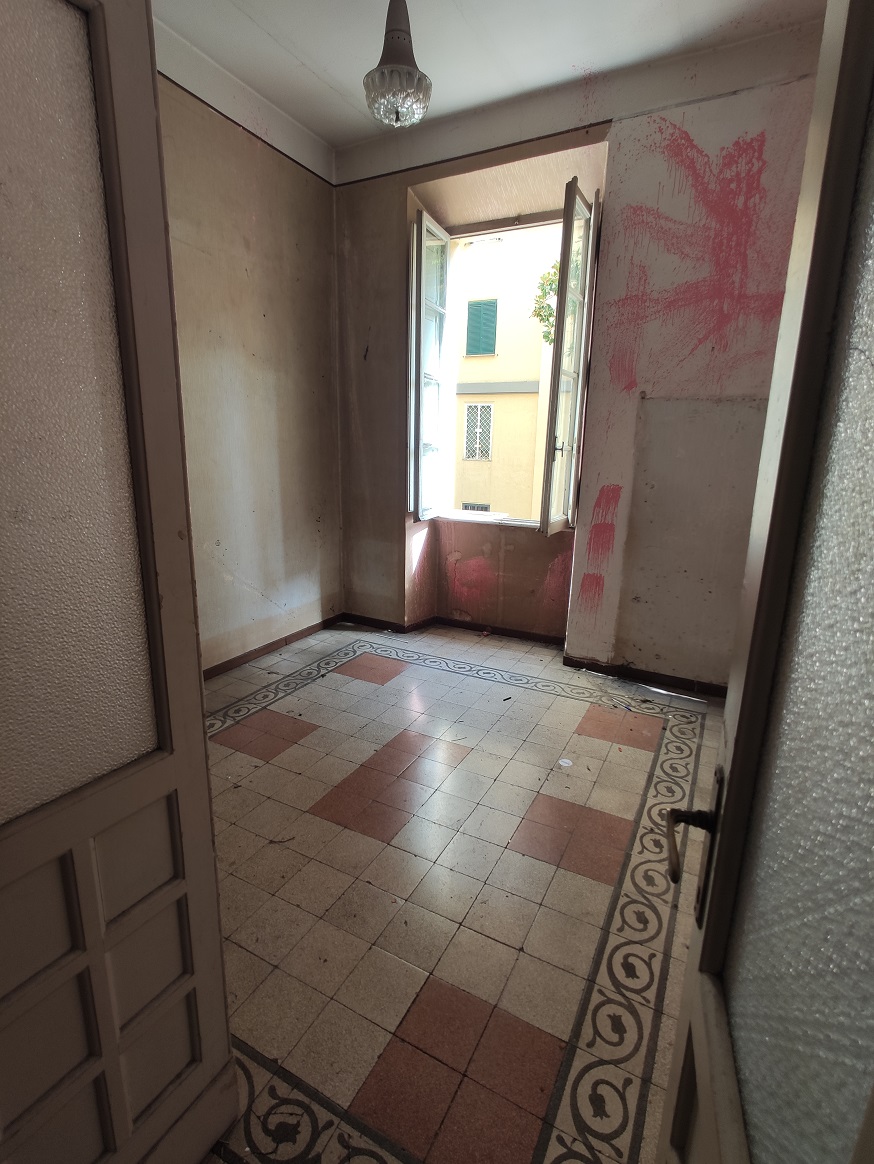 Appartamento int.5 di 6 vani con ascensore e soffitta n.18 di mq 5 catastali, scala D, piano 2. Dati catastali [N.C.E.U.]: cat.A/2, fg. 536, part. 9, sub. 539; cat.C/2, fg. 536, part. 9, sub. 540. Sup cat. 139+5. Piena proprietà lotto libero.