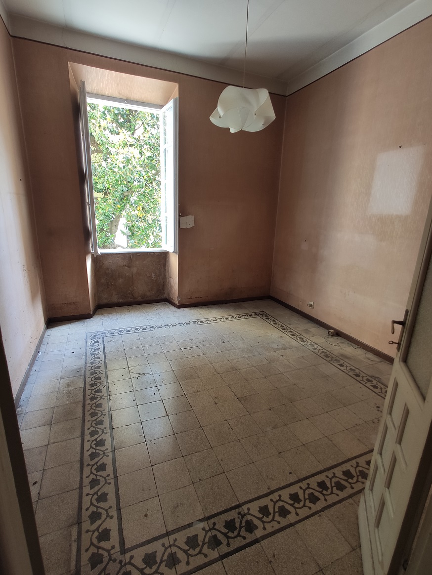 Appartamento int.5 di 6 vani con ascensore e soffitta n.18 di mq 5 catastali, scala D, piano 2. Dati catastali [N.C.E.U.]: cat.A/2, fg. 536, part. 9, sub. 539; cat.C/2, fg. 536, part. 9, sub. 540. Sup cat. 139+5. Piena proprietà lotto libero.