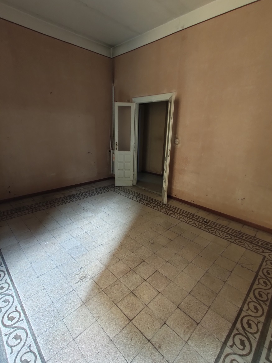 Appartamento int.5 di 6 vani con ascensore e soffitta n.18 di mq 5 catastali, scala D, piano 2. Dati catastali [N.C.E.U.]: cat.A/2, fg. 536, part. 9, sub. 539; cat.C/2, fg. 536, part. 9, sub. 540. Sup cat. 139+5. Piena proprietà lotto libero.