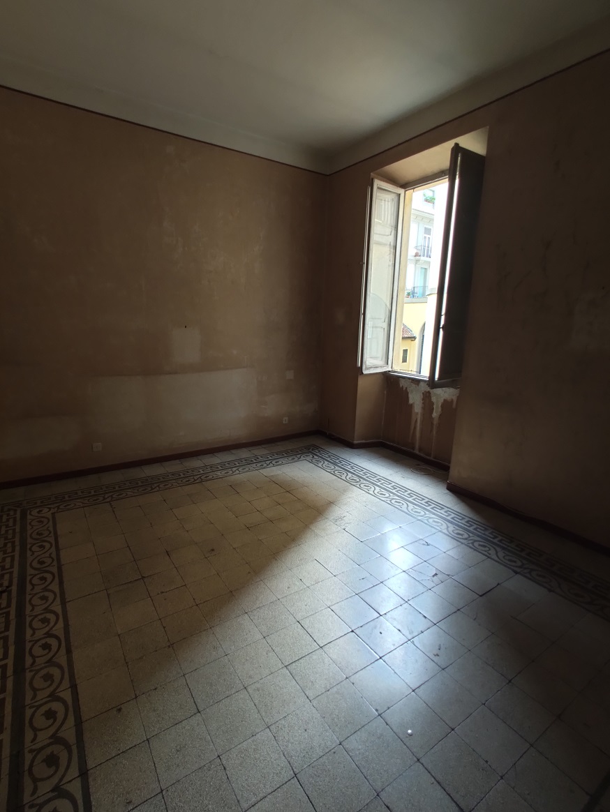 Appartamento int.5 di 6 vani con ascensore e soffitta n.18 di mq 5 catastali, scala D, piano 2. Dati catastali [N.C.E.U.]: cat.A/2, fg. 536, part. 9, sub. 539; cat.C/2, fg. 536, part. 9, sub. 540. Sup cat. 139+5. Piena proprietà lotto libero.