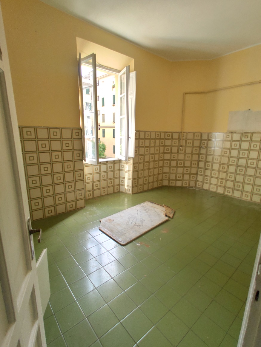 Appartamento int.5 di 6 vani con ascensore e soffitta n.18 di mq 5 catastali, scala D, piano 2. Dati catastali [N.C.E.U.]: cat.A/2, fg. 536, part. 9, sub. 539; cat.C/2, fg. 536, part. 9, sub. 540. Sup cat. 139+5. Piena proprietà lotto libero.