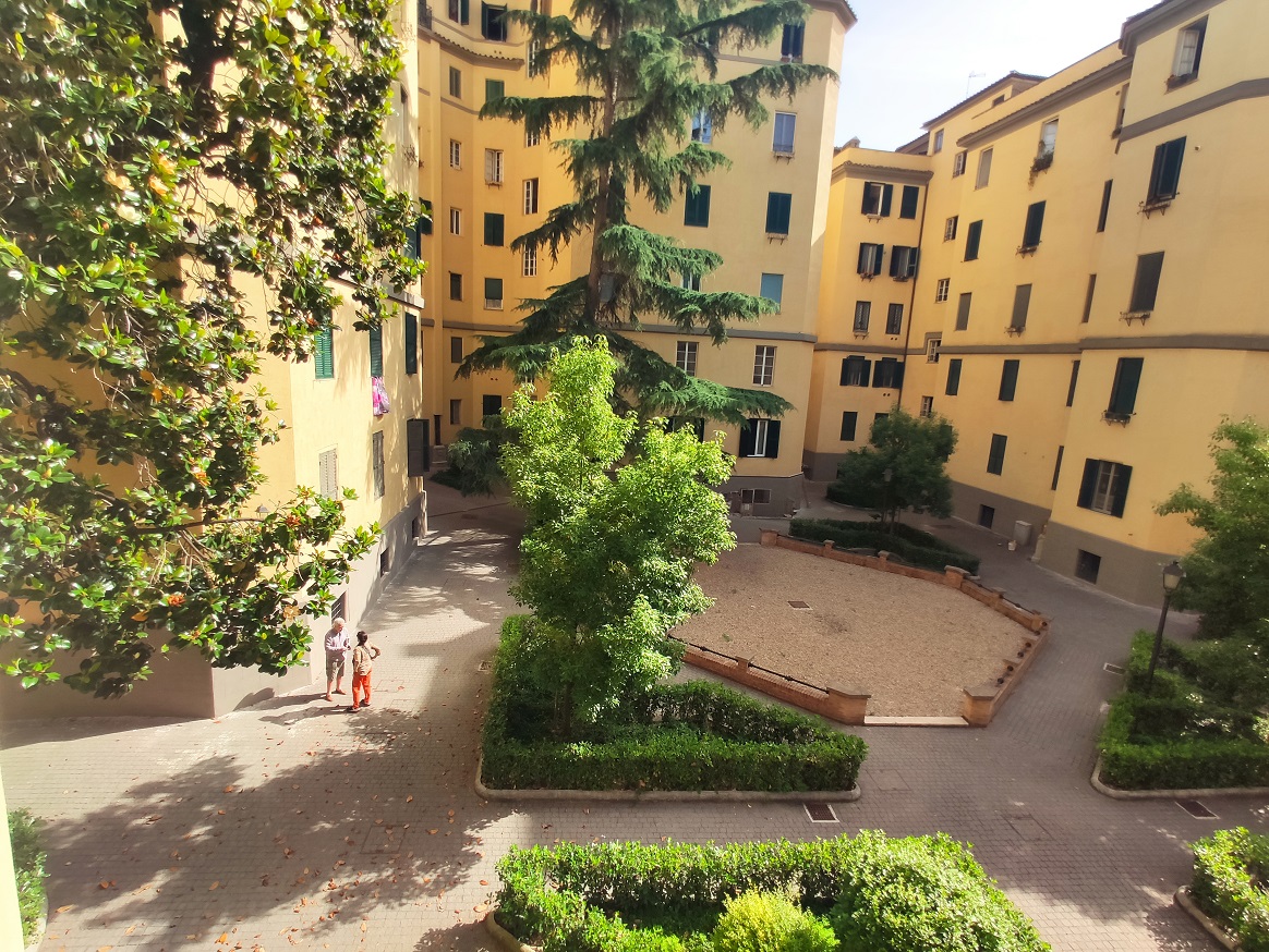 Appartamento int.5 di 6 vani con ascensore e soffitta n.18 di mq 5 catastali, scala D, piano 2. Dati catastali [N.C.E.U.]: cat.A/2, fg. 536, part. 9, sub. 539; cat.C/2, fg. 536, part. 9, sub. 540. Sup cat. 139+5. Piena proprietà lotto libero.