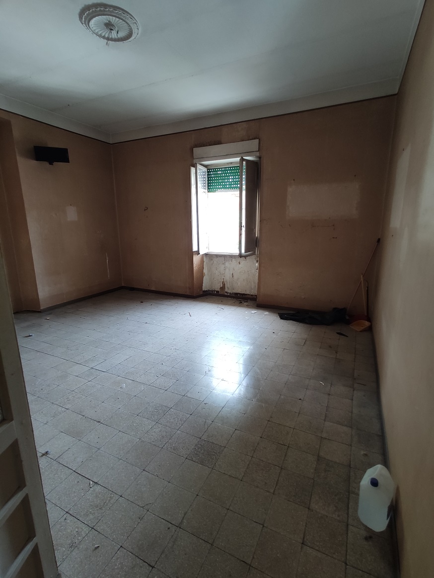 Appartamento int.5 di 6 vani con ascensore e soffitta n.18 di mq 5 catastali, scala D, piano 2. Dati catastali [N.C.E.U.]: cat.A/2, fg. 536, part. 9, sub. 539; cat.C/2, fg. 536, part. 9, sub. 540. Sup cat. 139+5. Piena proprietà lotto libero.