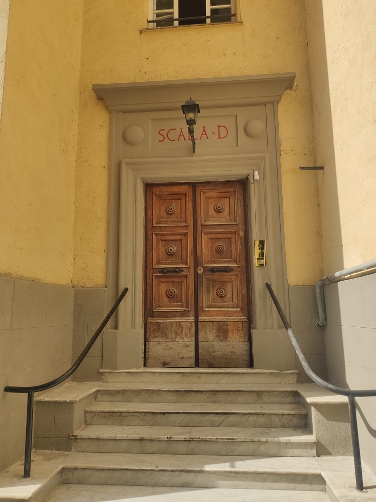 Appartamento int.5 di 6 vani con ascensore e soffitta n.18 di mq 5 catastali, scala D, piano 2. Dati catastali [N.C.E.U.]: cat.A/2, fg. 536, part. 9, sub. 539; cat.C/2, fg. 536, part. 9, sub. 540. Sup cat. 139+5. Piena proprietà lotto libero.