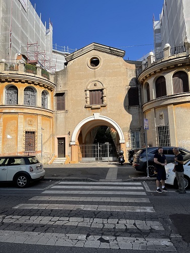 Appartamento int.26 di 2,5 vani senza ascensore, scala D, piano 4. Dati catastali [N.C.E.U.]: cat.A/4, fg. 590, part. 48, sub. 28. Sup cat. 48. Piena proprietà lotto libero.