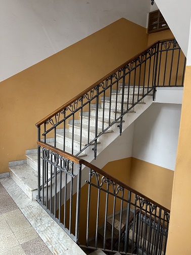 Appartamento int.26 di 2,5 vani senza ascensore, scala D, piano 4. Dati catastali [N.C.E.U.]: cat.A/4, fg. 590, part. 48, sub. 28. Sup cat. 48. Piena proprietà lotto libero.