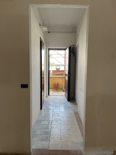 Appartamento int.26 di 2,5 vani senza ascensore, scala D, piano 4. Dati catastali [N.C.E.U.]: cat.A/4, fg. 590, part. 48, sub. 28. Sup cat. 48. Piena proprietà lotto libero.