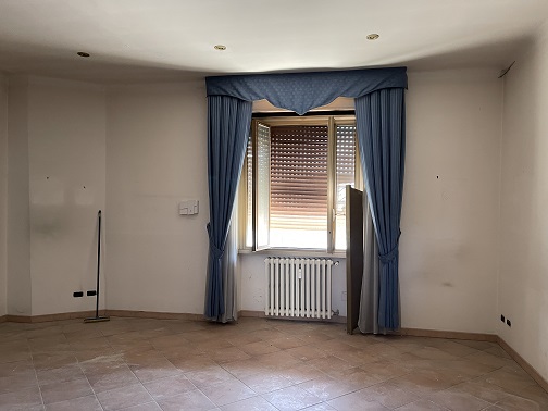 Appartamento int.26 di 2,5 vani senza ascensore, scala D, piano 4. Dati catastali [N.C.E.U.]: cat.A/4, fg. 590, part. 48, sub. 28. Sup cat. 48. Piena proprietà lotto libero.