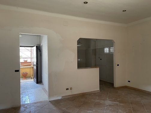 Appartamento int.26 di 2,5 vani senza ascensore, scala D, piano 4. Dati catastali [N.C.E.U.]: cat.A/4, fg. 590, part. 48, sub. 28. Sup cat. 48. Piena proprietà lotto libero.