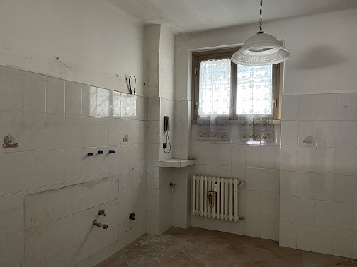 Appartamento int.26 di 2,5 vani senza ascensore, scala D, piano 4. Dati catastali [N.C.E.U.]: cat.A/4, fg. 590, part. 48, sub. 28. Sup cat. 48. Piena proprietà lotto libero.