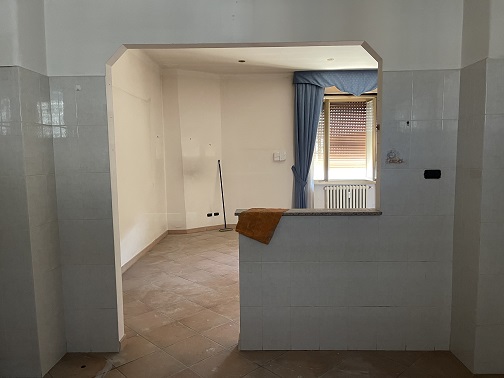 Appartamento int.26 di 2,5 vani senza ascensore, scala D, piano 4. Dati catastali [N.C.E.U.]: cat.A/4, fg. 590, part. 48, sub. 28. Sup cat. 48. Piena proprietà lotto libero.
