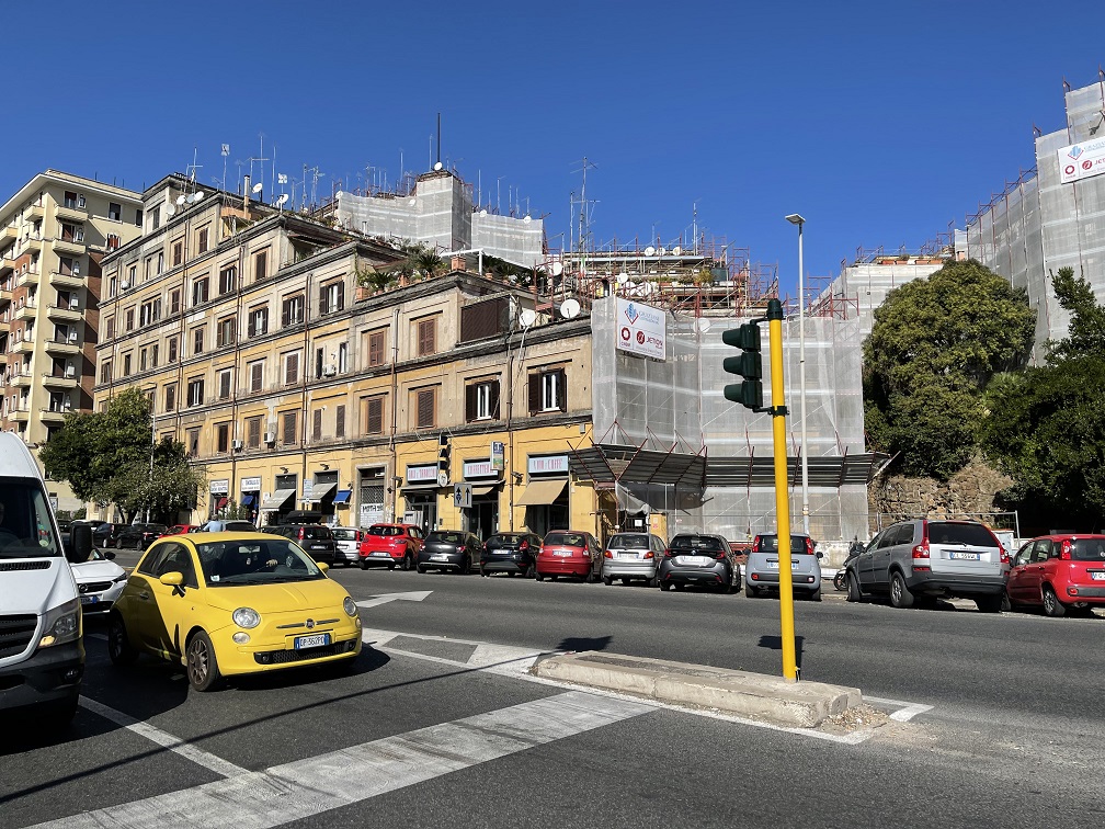 Appartamento int.10 di 5 vani senza ascensore e terrazza, scala D, piano 4. Dati catastali [N.C.E.U.]: cat.A/4, fg. 589, part. 75, sub. 84. Sup cat. 93. Piena proprietà lotto libero.