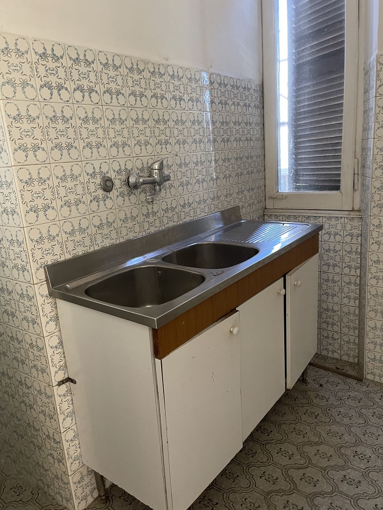 Appartamento int.10 di 5 vani senza ascensore e terrazza, scala D, piano 4. Dati catastali [N.C.E.U.]: cat.A/4, fg. 589, part. 75, sub. 84. Sup cat. 93. Piena proprietà lotto libero.