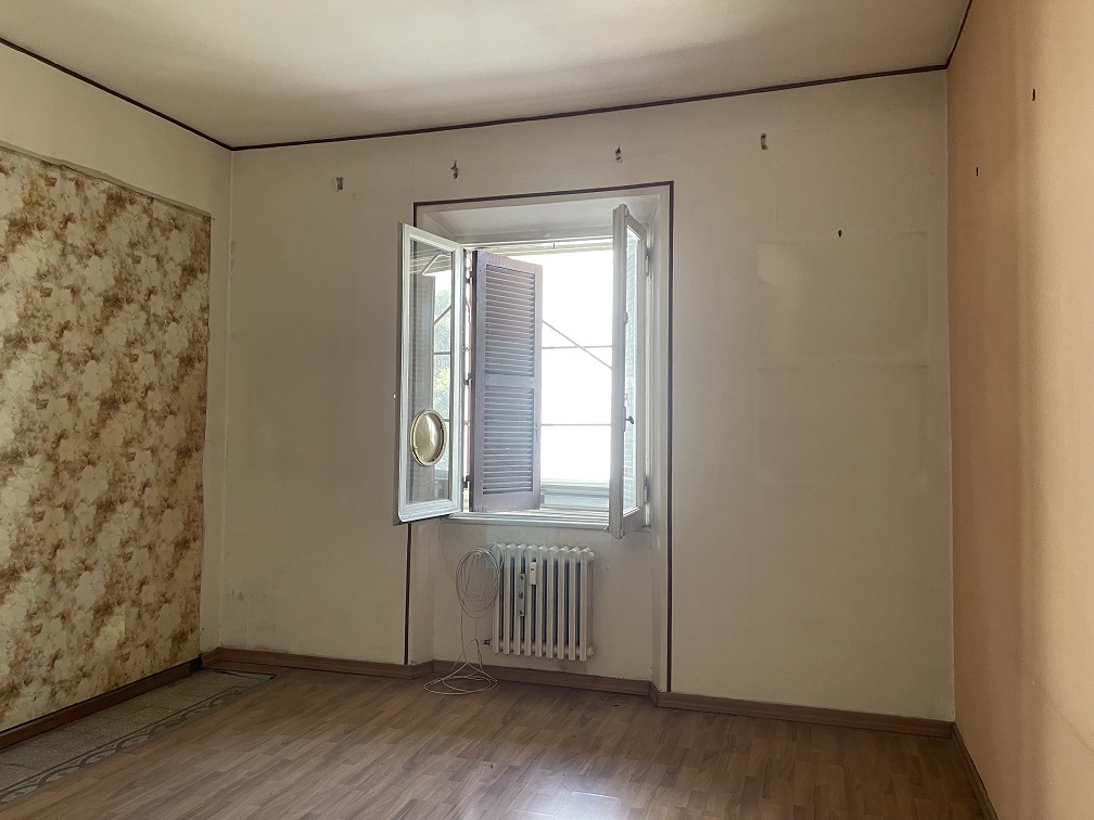 Appartamento int.10 di 5 vani senza ascensore e terrazza, scala D, piano 4. Dati catastali [N.C.E.U.]: cat.A/4, fg. 589, part. 75, sub. 84. Sup cat. 93. Piena proprietà lotto libero.