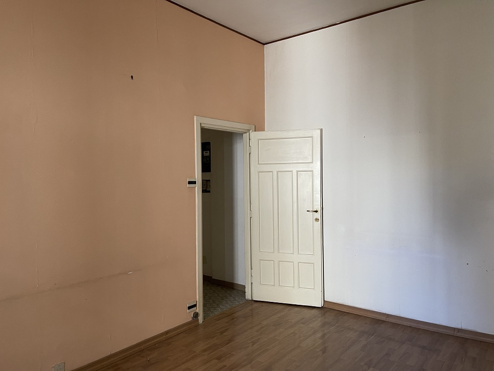 Appartamento int.10 di 5 vani senza ascensore e terrazza, scala D, piano 4. Dati catastali [N.C.E.U.]: cat.A/4, fg. 589, part. 75, sub. 84. Sup cat. 93. Piena proprietà lotto libero.