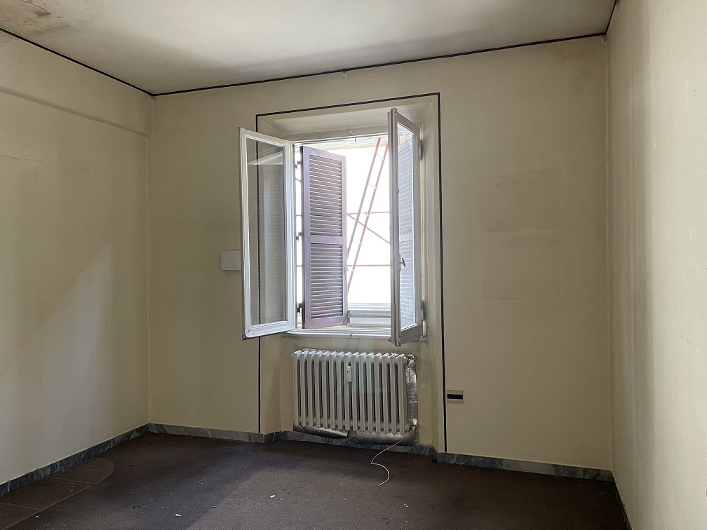 Appartamento int.10 di 5 vani senza ascensore e terrazza, scala D, piano 4. Dati catastali [N.C.E.U.]: cat.A/4, fg. 589, part. 75, sub. 84. Sup cat. 93. Piena proprietà lotto libero.