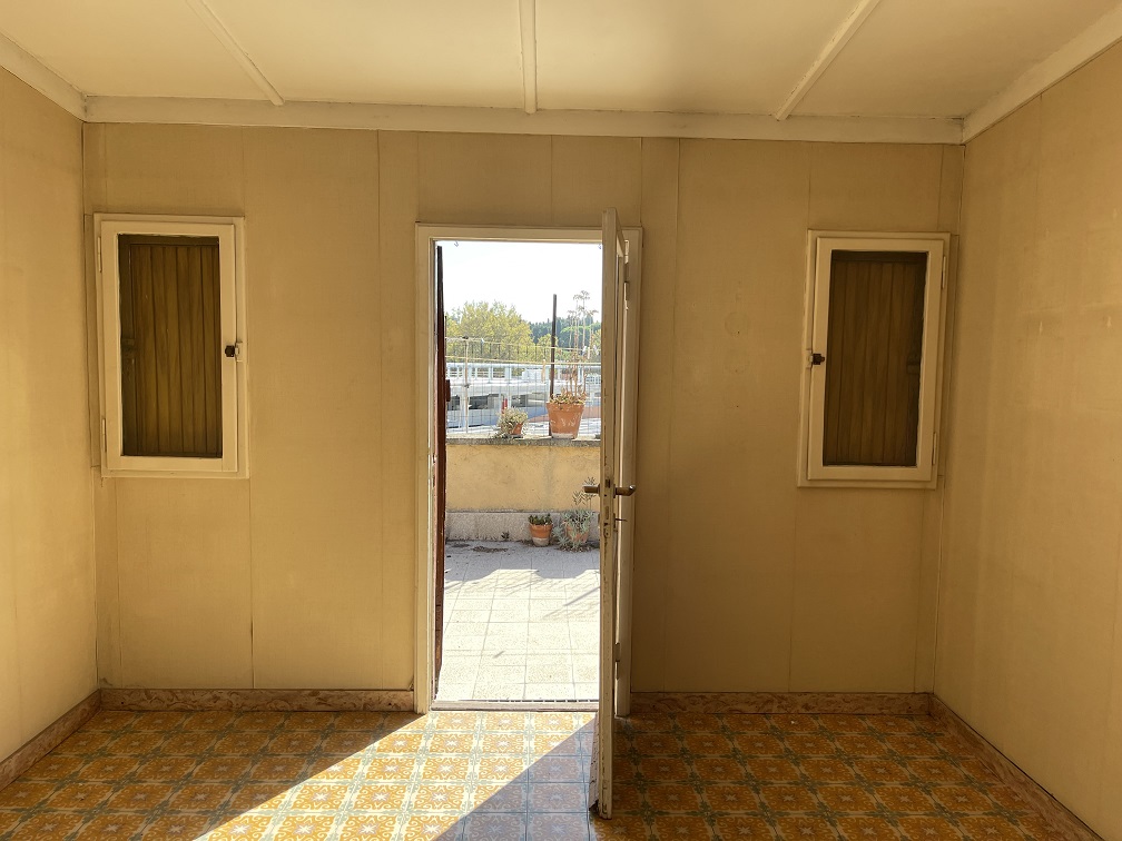 Appartamento int.10 di 5 vani senza ascensore e terrazza, scala D, piano 4. Dati catastali [N.C.E.U.]: cat.A/4, fg. 589, part. 75, sub. 84. Sup cat. 93. Piena proprietà lotto libero.