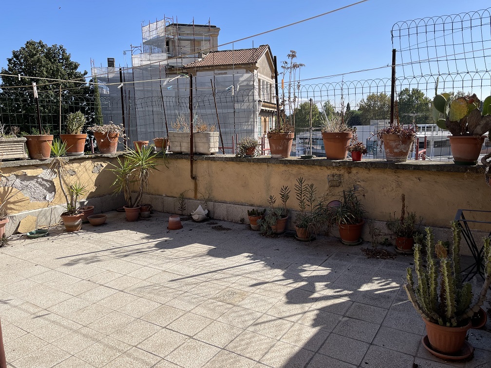 Appartamento int.10 di 5 vani senza ascensore e terrazza, scala D, piano 4. Dati catastali [N.C.E.U.]: cat.A/4, fg. 589, part. 75, sub. 84. Sup cat. 93. Piena proprietà lotto libero.