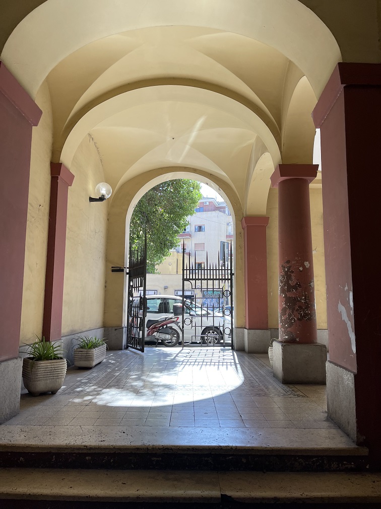 Appartamento int.10 di 5 vani senza ascensore e terrazza, scala D, piano 4. Dati catastali [N.C.E.U.]: cat.A/4, fg. 589, part. 75, sub. 84. Sup cat. 93. Piena proprietà lotto libero.