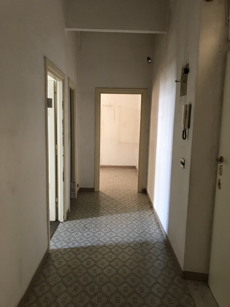 Appartamento int.10 di 5 vani senza ascensore e terrazza, scala D, piano 4. Dati catastali [N.C.E.U.]: cat.A/4, fg. 589, part. 75, sub. 84. Sup cat. 93. Piena proprietà lotto libero.