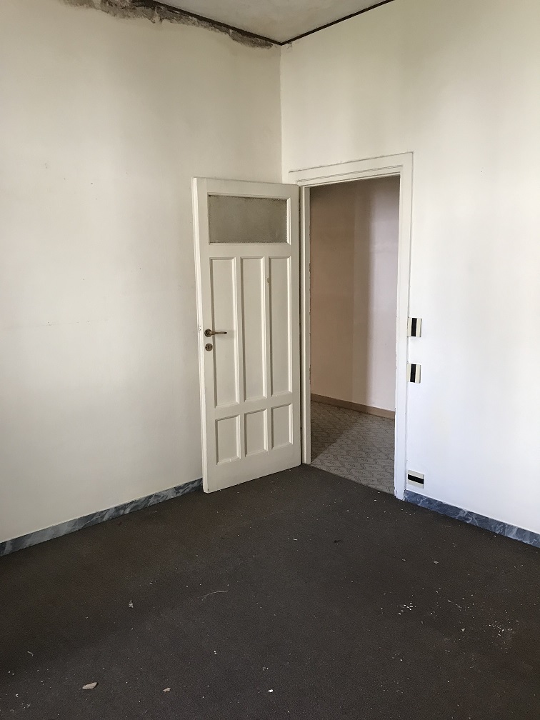 Appartamento int.10 di 5 vani senza ascensore e terrazza, scala D, piano 4. Dati catastali [N.C.E.U.]: cat.A/4, fg. 589, part. 75, sub. 84. Sup cat. 93. Piena proprietà lotto libero.