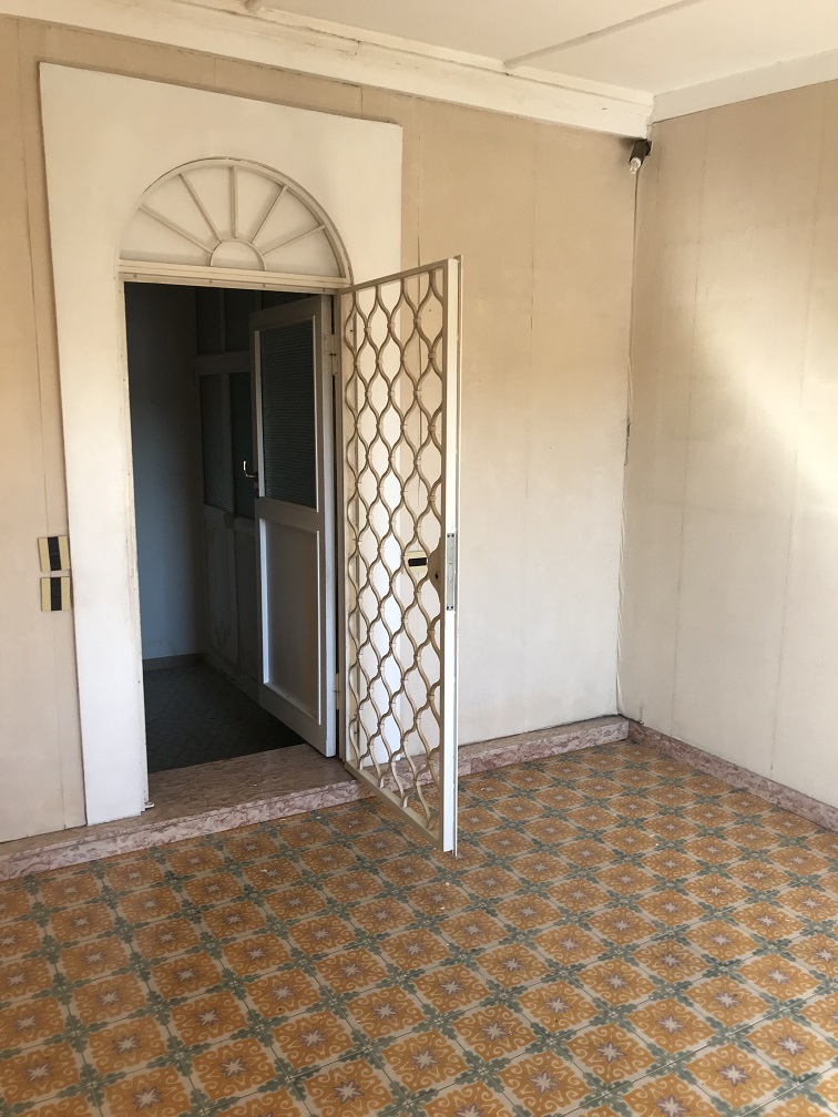 Appartamento int.10 di 5 vani senza ascensore e terrazza, scala D, piano 4. Dati catastali [N.C.E.U.]: cat.A/4, fg. 589, part. 75, sub. 84. Sup cat. 93. Piena proprietà lotto libero.