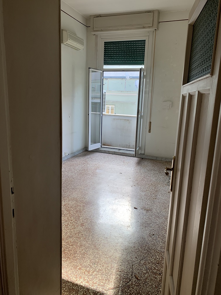 Appartamento int.18 di 4,5 vani senza ascensore e balconi, scala N, piano 6. Dati catastali [N.C.E.U.]: cat.A/4, fg. 898, part. 119, sub. 68. Sup cat. 86. Piena proprietà lotto libero.