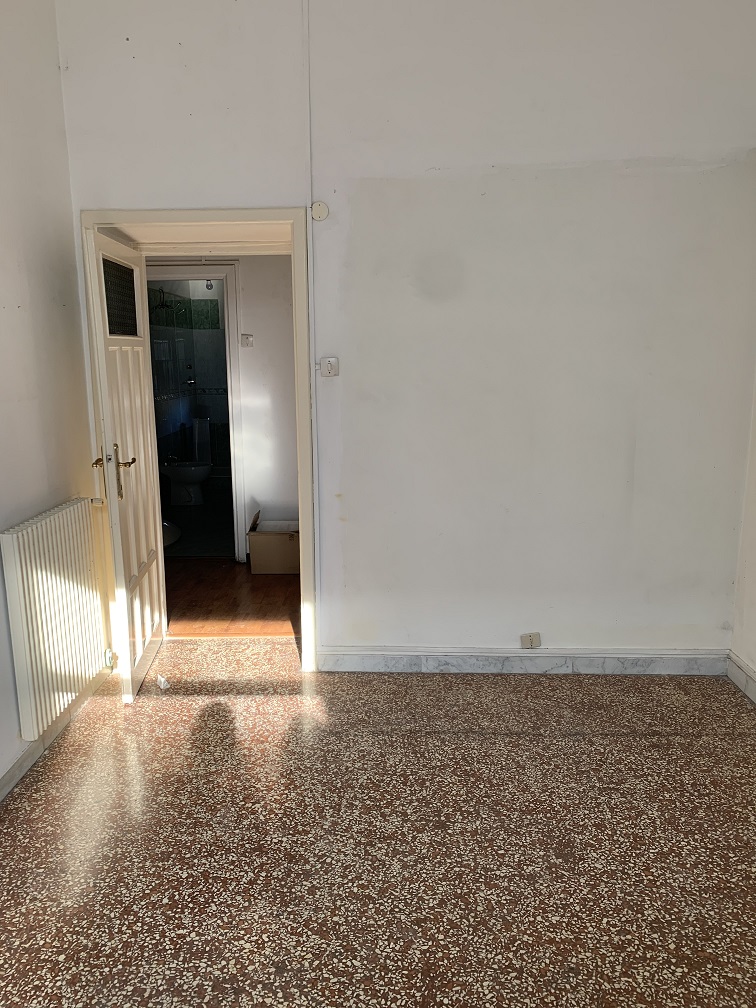Appartamento int.18 di 4,5 vani senza ascensore e balconi, scala N, piano 6. Dati catastali [N.C.E.U.]: cat.A/4, fg. 898, part. 119, sub. 68. Sup cat. 86. Piena proprietà lotto libero.