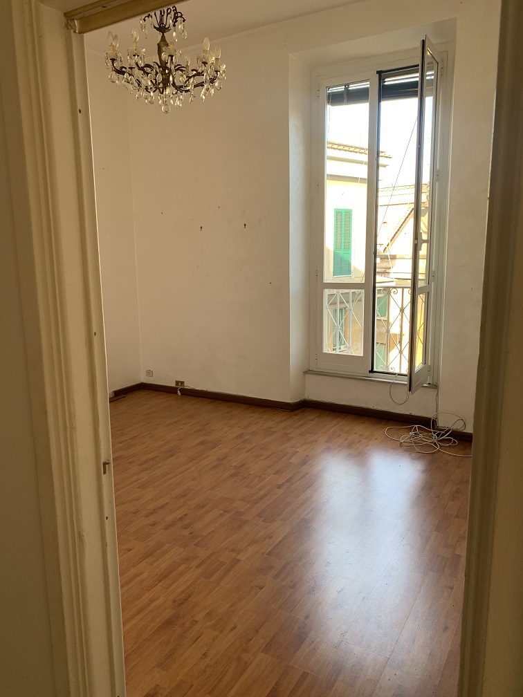 Appartamento int.18 di 4,5 vani senza ascensore e balconi, scala N, piano 6. Dati catastali [N.C.E.U.]: cat.A/4, fg. 898, part. 119, sub. 68. Sup cat. 86. Piena proprietà lotto libero.