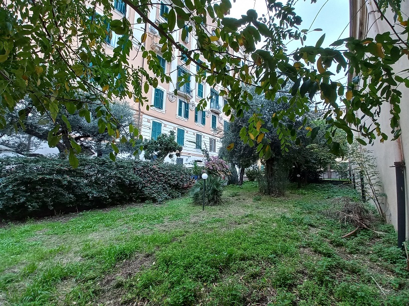 Appartamento con ingresso indipendente di 5 vani senza ascensore e giardino, scala U, piano T. Dati catastali [N.C.E.U.]: cat.A/2, fg. 926, part. 70-152, sub. 611. Sup cat. 151. Piena proprietà lotto libero.