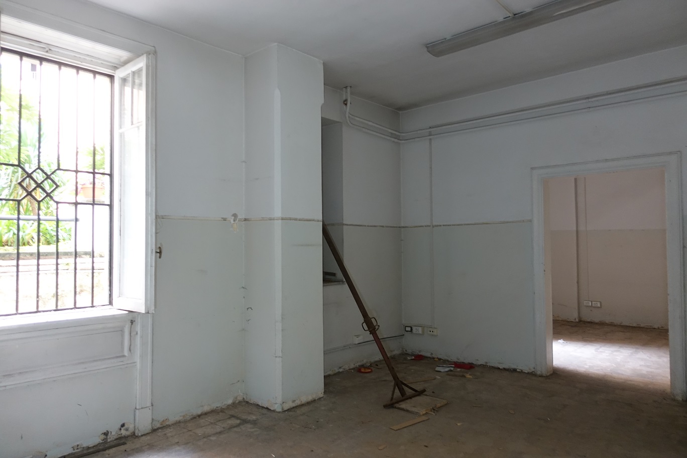 Appartamento con ingresso indipendente di 5 vani senza ascensore e giardino, scala U, piano T. Dati catastali [N.C.E.U.]: cat.A/2, fg. 926, part. 70-152, sub. 611. Sup cat. 151. Piena proprietà lotto libero.