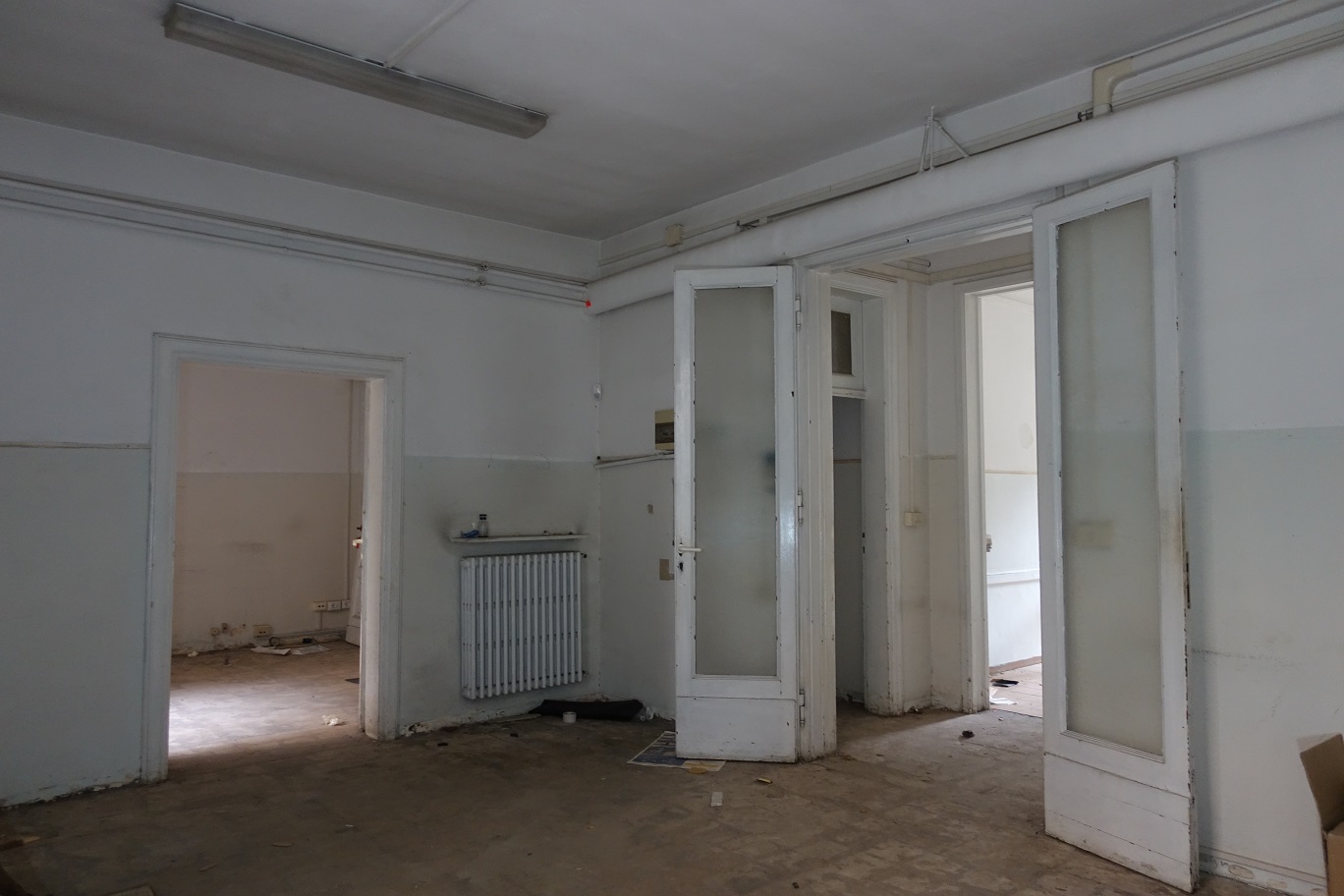 Appartamento con ingresso indipendente di 5 vani senza ascensore e giardino, scala U, piano T. Dati catastali [N.C.E.U.]: cat.A/2, fg. 926, part. 70-152, sub. 611. Sup cat. 151. Piena proprietà lotto libero.