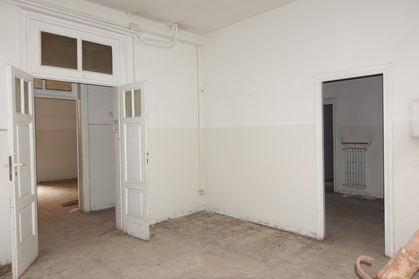 Appartamento con ingresso indipendente di 5 vani senza ascensore e giardino, scala U, piano T. Dati catastali [N.C.E.U.]: cat.A/2, fg. 926, part. 70-152, sub. 611. Sup cat. 151. Piena proprietà lotto libero.