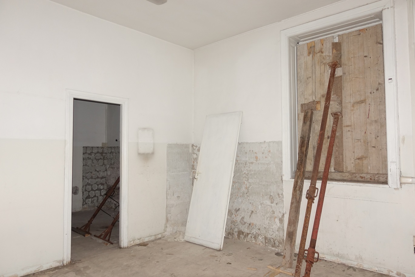 Appartamento con ingresso indipendente di 5 vani senza ascensore e giardino, scala U, piano T. Dati catastali [N.C.E.U.]: cat.A/2, fg. 926, part. 70-152, sub. 611. Sup cat. 151. Piena proprietà lotto libero.