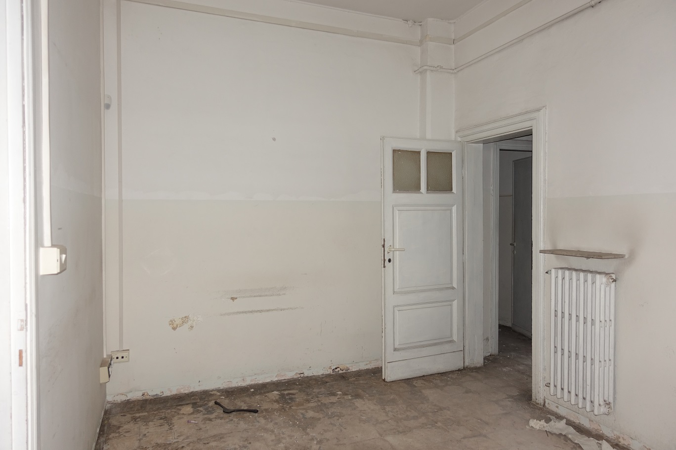 Appartamento con ingresso indipendente di 5 vani senza ascensore e giardino, scala U, piano T. Dati catastali [N.C.E.U.]: cat.A/2, fg. 926, part. 70-152, sub. 611. Sup cat. 151. Piena proprietà lotto libero.