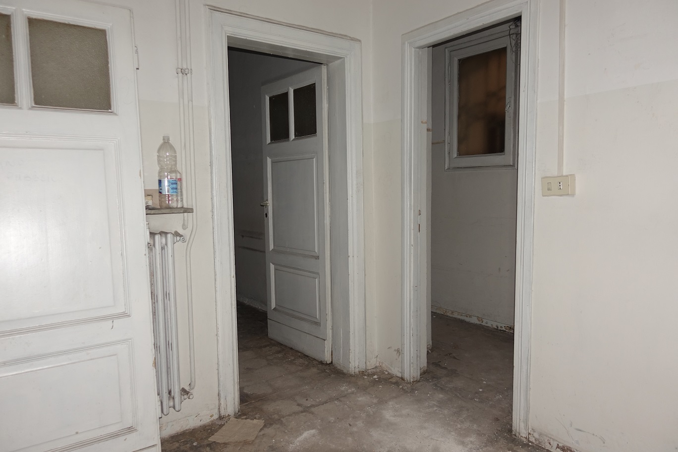 Appartamento con ingresso indipendente di 5 vani senza ascensore e giardino, scala U, piano T. Dati catastali [N.C.E.U.]: cat.A/2, fg. 926, part. 70-152, sub. 611. Sup cat. 151. Piena proprietà lotto libero.